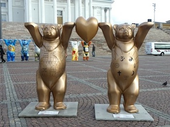 ヘルシンキ大聖堂の熊1.JPG