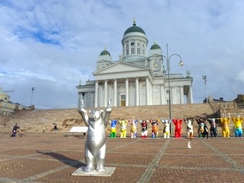 ヘルシンキ大聖堂の熊2.JPG